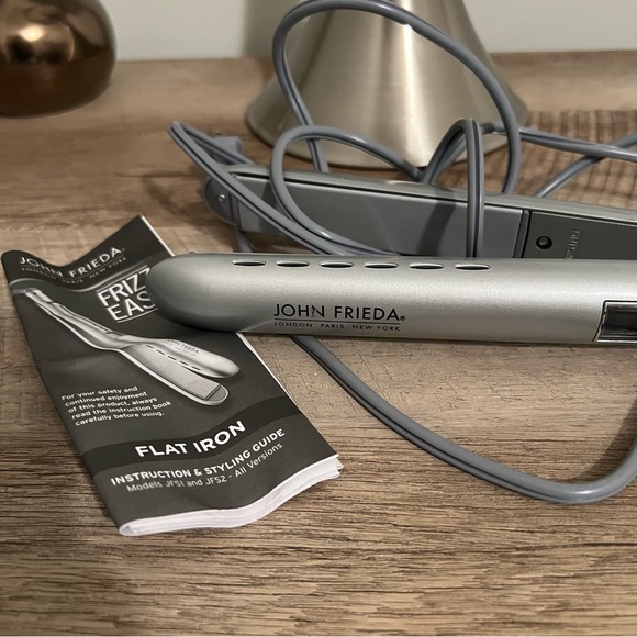 John Frieda Flat Iron - Like New/Used Once - Picture 2 of 4